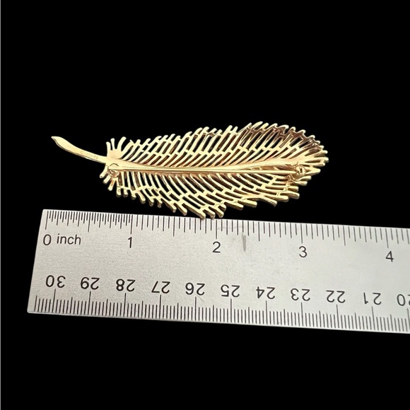 Large Gold tone feather brooch - Picture 6 of 6